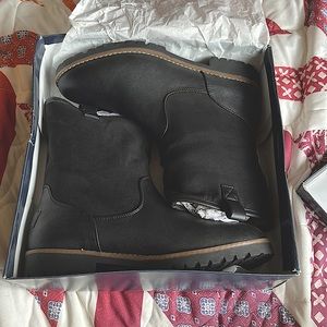 BRAND NEW Nautica low lug boots